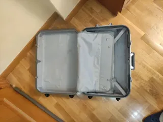 Maleta mediana plateada