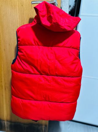Chaleco acolchado rojo con capucha