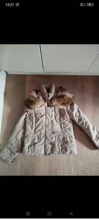 Chaqueta de plumas beige con cuello de pelo