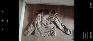 Chaqueta de plumas beige con cuello de pelo