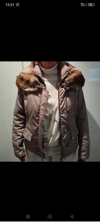 Chaqueta de plumas beige con cuello de pelo