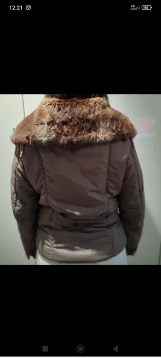 Chaqueta de plumas beige con cuello de pelo