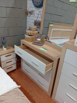 Cómoda con espejo de madera y cristal