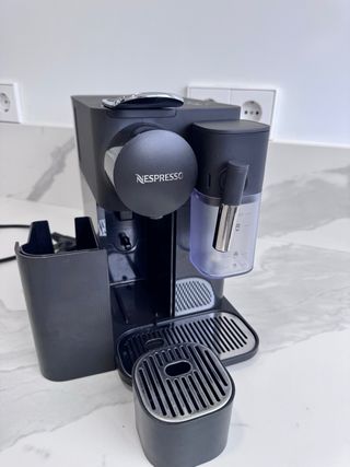 Cafetera Nespresso De'Longhi Lattissima One