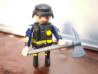 Playmobil Bombero con hacha