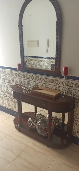 Mueble de entrada de madera y espejo