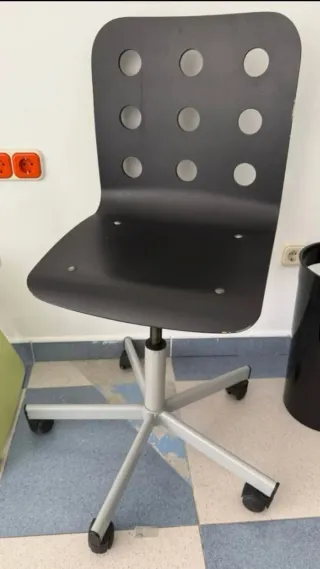 Silla de escritorio negra con ruedas