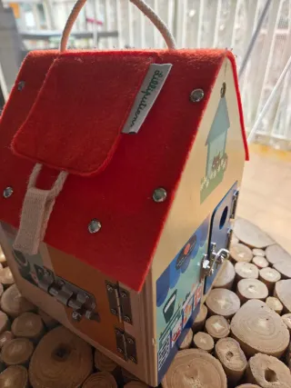 Casa de madera con cerraduras