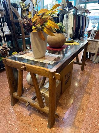 Mesa de madera natural con tapa de cristal