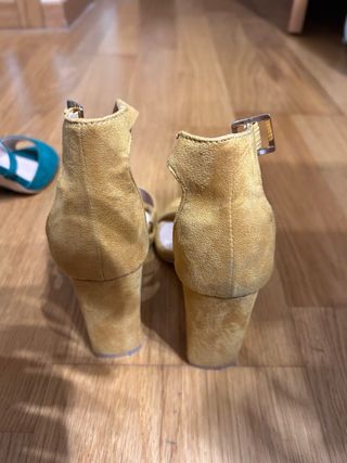 Sandalias tacón ancho amarillo