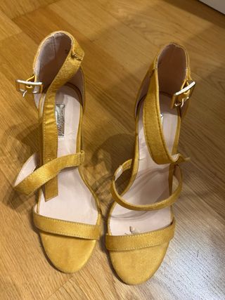 Sandalias tacón ancho amarillo