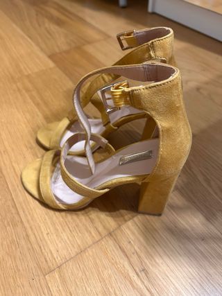 Sandalias tacón ancho amarillo
