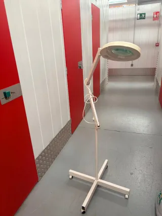 Lámpara lupa con pie , rodable brazo flexible.