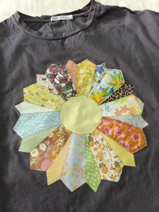 Camiseta chica con aplique floral