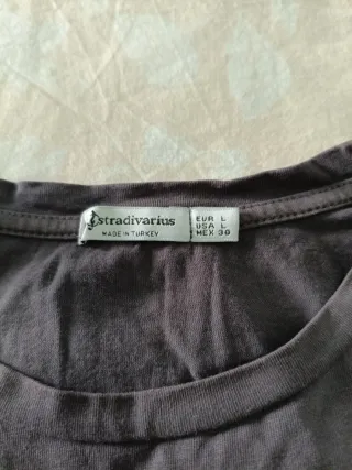 Camiseta chica con aplique floral