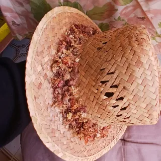 Sombrero de paja artesanal con flores secas