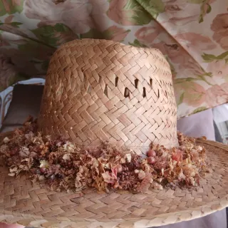 Sombrero de paja artesanal con flores secas