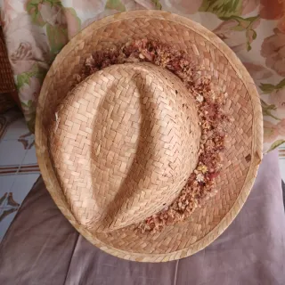Sombrero de paja artesanal con flores secas