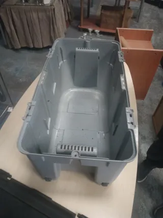 Contenedor de plástico gris