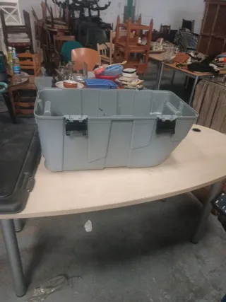 Contenedor de plástico gris