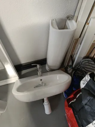 Lavabo de pie con grifo