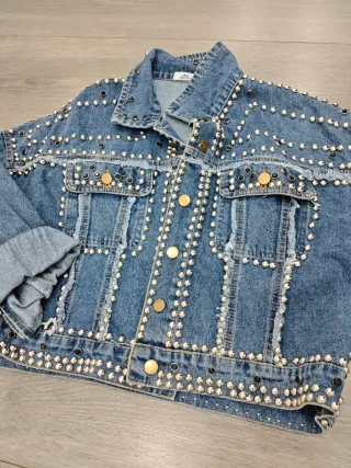 Cazadora vaquera con tachuelas