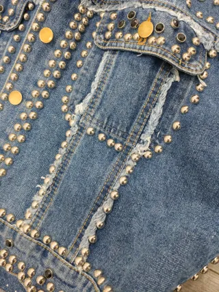 Cazadora vaquera con tachuelas