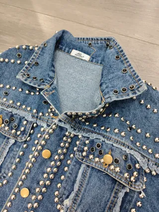 Cazadora vaquera con tachuelas