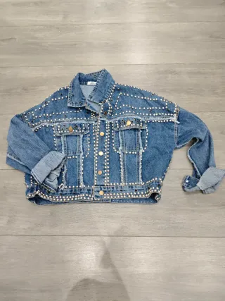 Cazadora vaquera con tachuelas