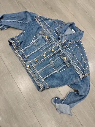Cazadora vaquera con tachuelas