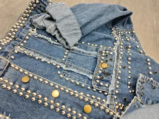 Cazadora vaquera con tachuelas