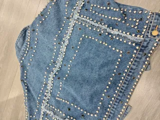 Cazadora vaquera con tachuelas