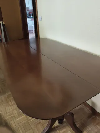 Mesa de comedor de madera