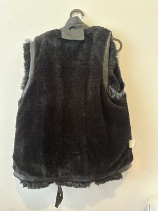 Chaleco polipiel y pelo negro