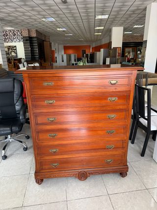 Cómoda de madera clásica