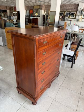 Cómoda de madera clásica