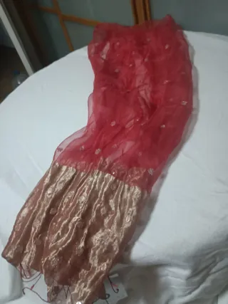 Fular rojo y dorado con pedrería