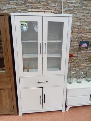 Vitrina de madera con puertas de cristal