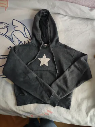 Sudadera Bershka gris con estrella