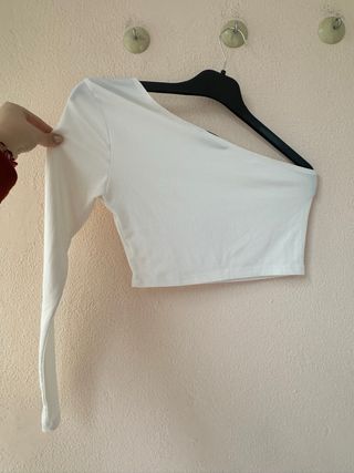 Top blanco de manga asimétrica