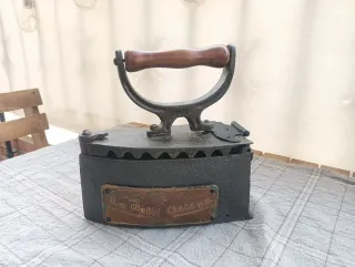 Plancha antigua de hierro fundido