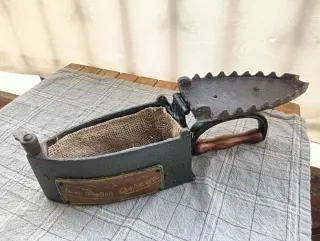 Plancha antigua de hierro fundido