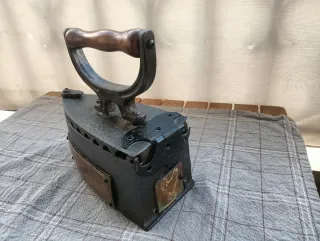 Plancha antigua de hierro fundido