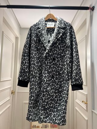 Abrigo Bimba y Lola estampado leopardo