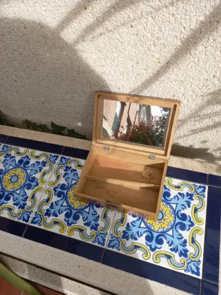 Caja de madera centenaria decorada