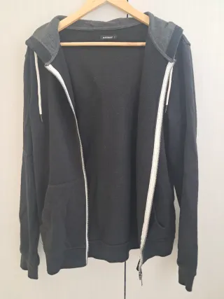 Sudadera con cremallera larga.