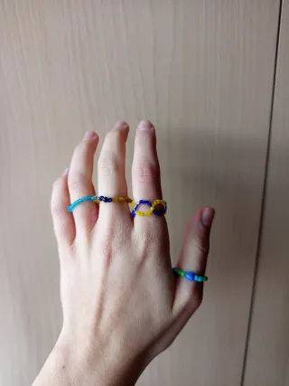 Anillos de cuentas hechos a mano
