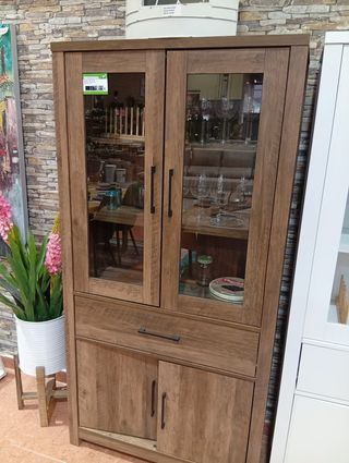 Vitrina de madera con puertas de cristal