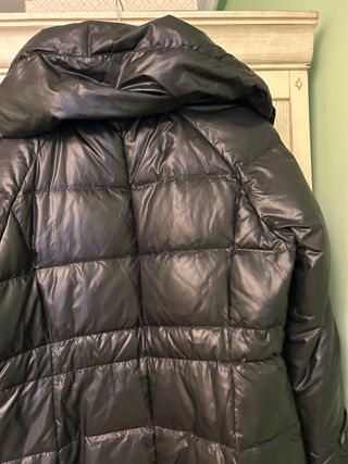 Abrigo negro acolchado plumas