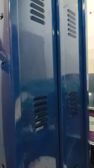 Taquilla metálica azul y blanca